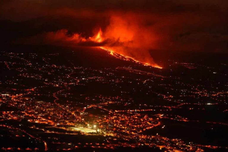 La colada del volcán de La Palma avanza a 700 metros por hora arrasando casas y cultivos