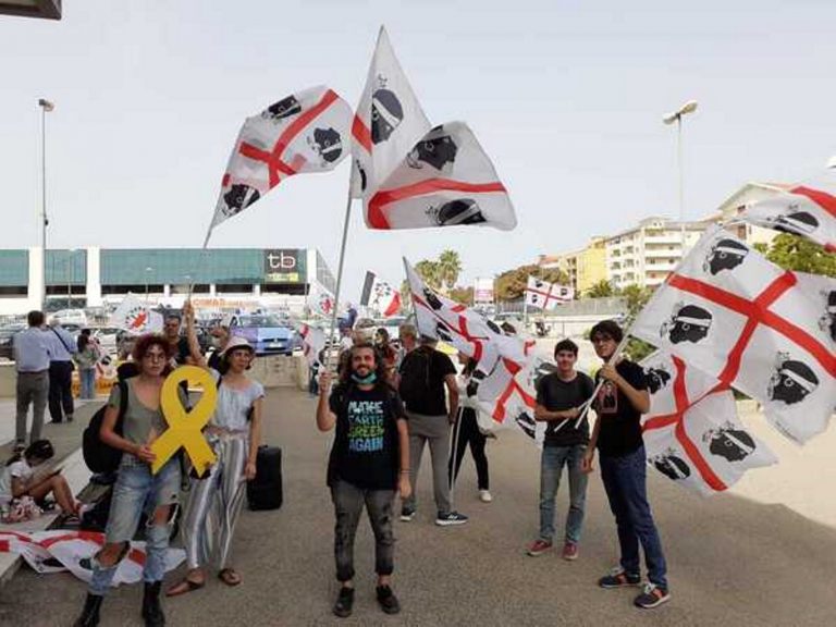 Separatistas italianos de «Independenzia República de Sardinia» apoyan a Puigdemont frente al Tribunal de Sassari (Cerdaña)