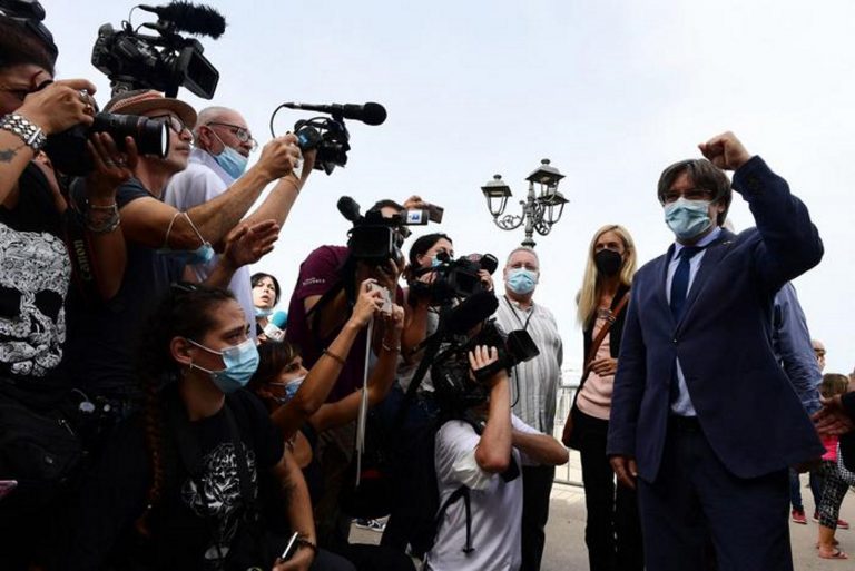 El derechista Puigdemont exhibe el puño en alto comunista en el bastión del separatismo italiano de Sassari (Cerdaña)