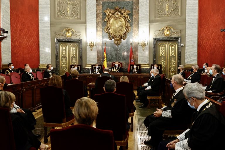 FOTOGRAFÍA. TRIBUNAL SUPREMO (MADRID) ESPAÑA, 06.09.2201. Elecciones renovación Comisión de Ética Judicial del CGPJ. Su Majestad el rey Felipe VI de España acompañado por el presidente del Tribunal Supremo y del Consejo General del Poder Judicial (CGPJ), Carlos Lesmes, ha presido en el Tribunal Supremo del Reino de España el Acto de apertura del Año Judicial 2021-2022. Lasvocesdelpueblo (Ñ Pueblo)