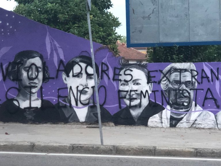 Vandalizan por segunda vez el mural feminista de Vigo: «Stop feminazis»