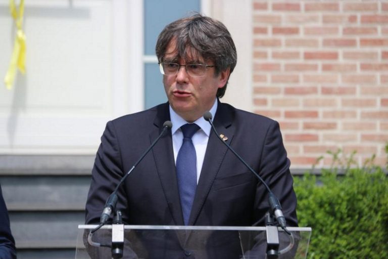 FOTOGRAFÍA. WATERLOO (BÉLGICA), 06.09.2021. "¿No les cae la cara de vergüenza?". El huido golpista expresidente de la Generalidad de Cataluña y presidente de la derecha separatista (JxCat), Carles Puigdemont Casamajò, hace una declaración frente a la llamada Casa de la Republica Catalana, desde donde dirige su propia Plataforma separatista «Consejo por la República Catalana», después de quedarse fuera de la política al confirmar el Tribunal Europeo la suspensión de su inmunidad parlamentaria europea, a petición del Poder Judicial del reino de España ante el Parlamento Europeo. ACN