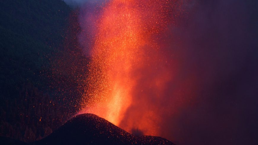 Fotografía. santa cruz de la palma (España), 21.09.2021. La lava lanzada por la erupción volcánica que comenzó el domingo en la isla española de La Palma . Efe