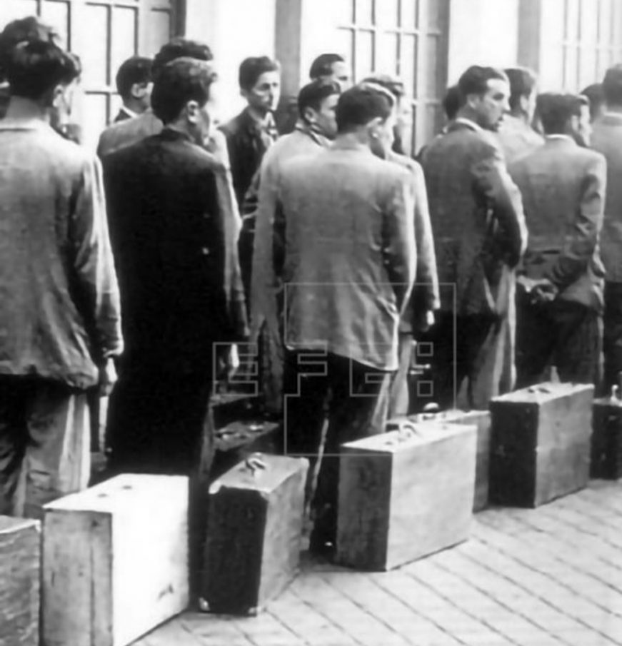 IMG_20210913_061356 FOTOGRAFÍA. BRUSELAS (BELGICA), AÑO 1956. HECHOS, Bruselas (Bélgica), domingo 12 de septiembre de 2021. Españoles arremolinados con sus maletas en una estación de Bruselas. Efe