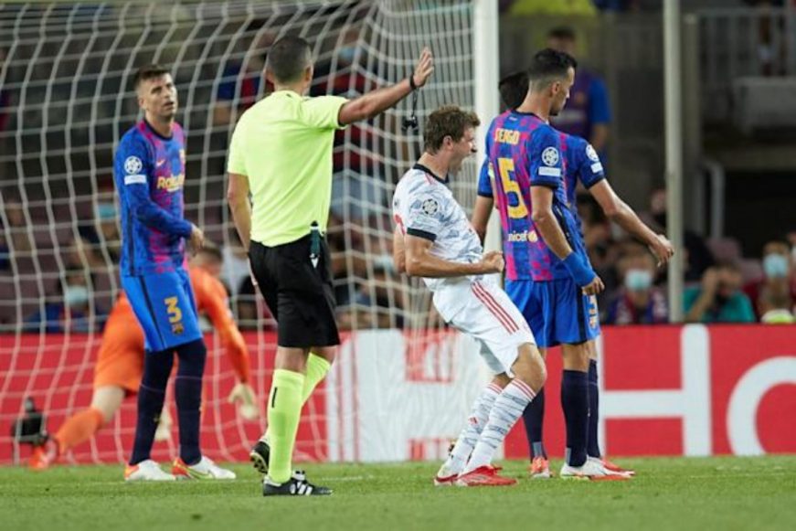 FOTOGRAFÍA. BARCELONA (ESPAÑA), 14.09.2021. El centrocampista del Bayern Múnich Thomas Müller (c) celebra su gol ante el FC Barcelona. Efe