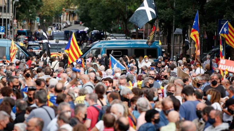 Los Mozos protegen el Consulado de Italia en Cataluña ante movilización separatista contra detención de Puigdemont en Cerdeña (Italia)