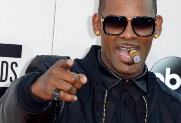 El jurado declara culpable al cantante estadounidense R. Kelly de «crimen organizado» y «tráfico sexual»