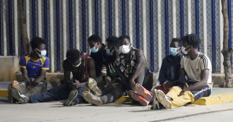 Llegan a Melilla una decena de inmigrantes tras un asalto masivo a la valla fronteriza entre España con Marruecos