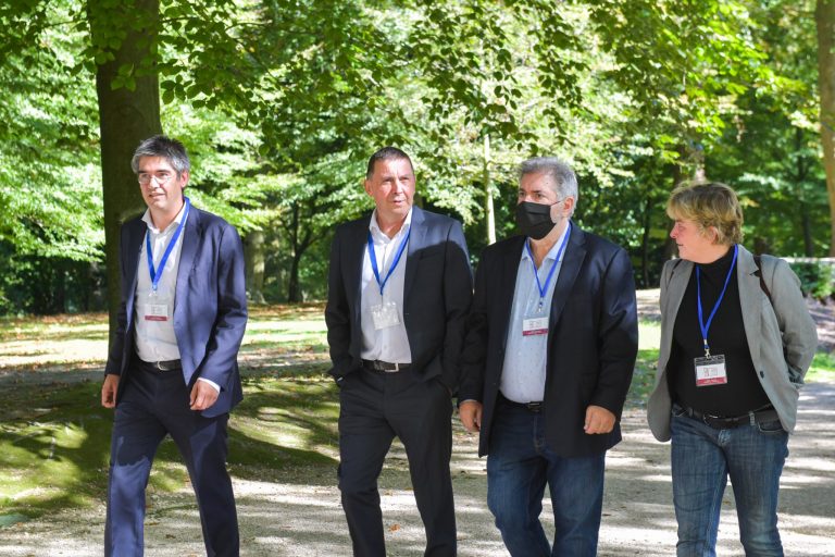 El etarra Arnaldo Otegui junto a la ultraizquierda Podemos y el PNV hablando de «paz»