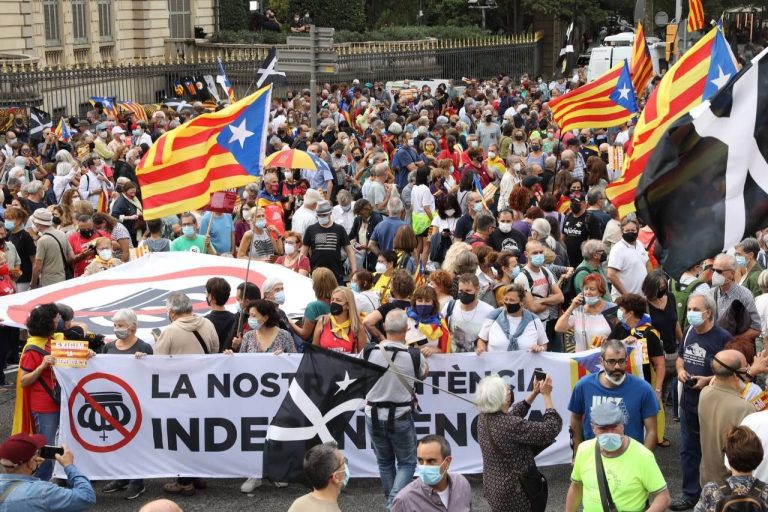 3.000 independentistas movilizados por ANC protestan en Barcelona en defensa de la República Catalana