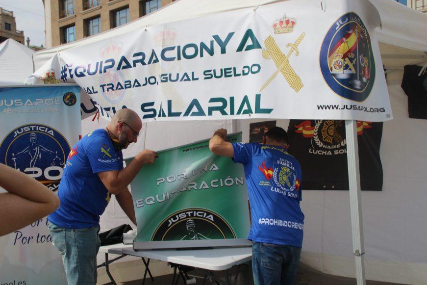 FOTOGRAFÍA. BARCELONA (ESPAÑA), 12.10.2021. Varios miles de catalanes, '100.000 personas' festejan el 12-Oct en Barcelona. Ñ Pueblo (10)