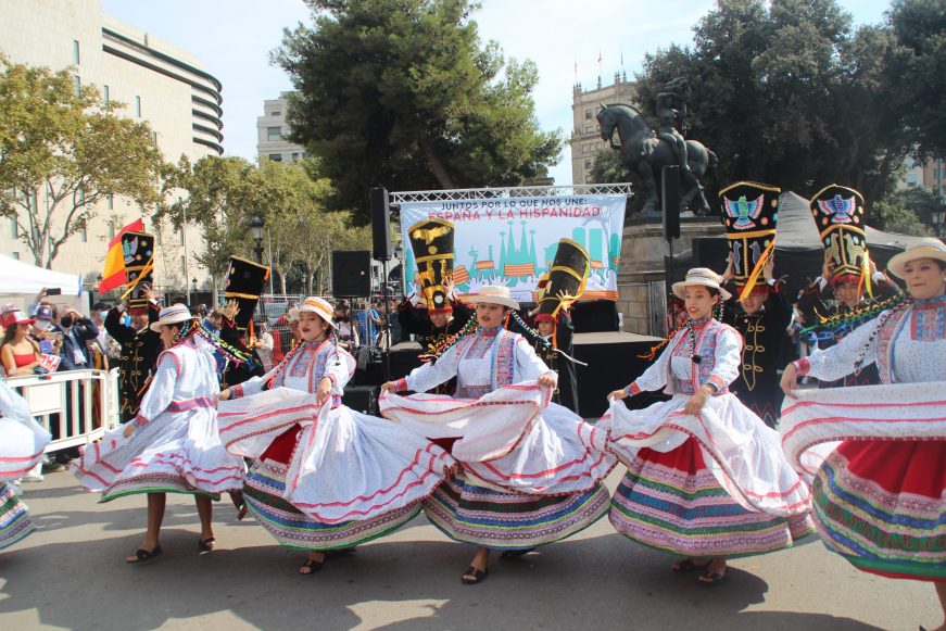 FOTOGRAFÍA. BARCELONA (ESPAÑA), 12.10.2021. Varios miles de catalanes, '100.000 personas' festejan el 12-Oct en Barcelona. Ñ Pueblo (16)