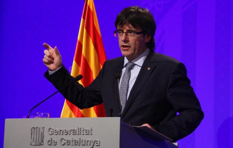 FOTOGRAFÍA. BARCELONA (ESPAÑA), 22.04.2016. Puigdemont dejará la política y tumbará el Gobierno de Sánchez. El separatista dirigente de Convergencia y alcalde de Gerona, y actual presidente del Ejecutivo secesionista de la Generalidad de Cataluña, Carles Puigdemont Casamajó, en rueda de prensa en el palacio de Gobierno autonómico de la Generalidad de Cataluña. Lasvocesdelpueblo (Ñ Pueblo).