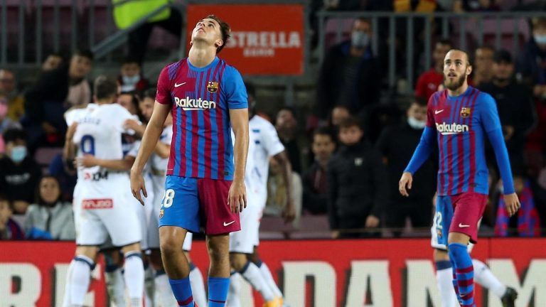 Un FC Barcelona impotente en el primer partido sin Koeman no es capaz de ganar al Alavés (1-1)