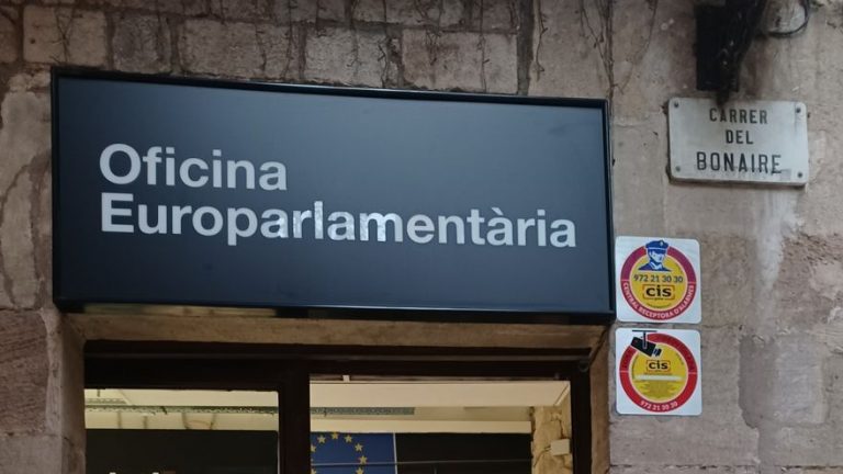 Los golpistas huidos Puigdemont, Comín y Ponsatí abren una oficina en Barcelona