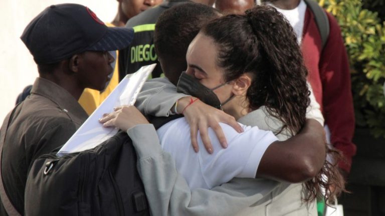 Salida numerosa de inmigrantes del Centro de Estancia Temporal de Inmigrantes de Ceuta hacia Madrid y Andalucía