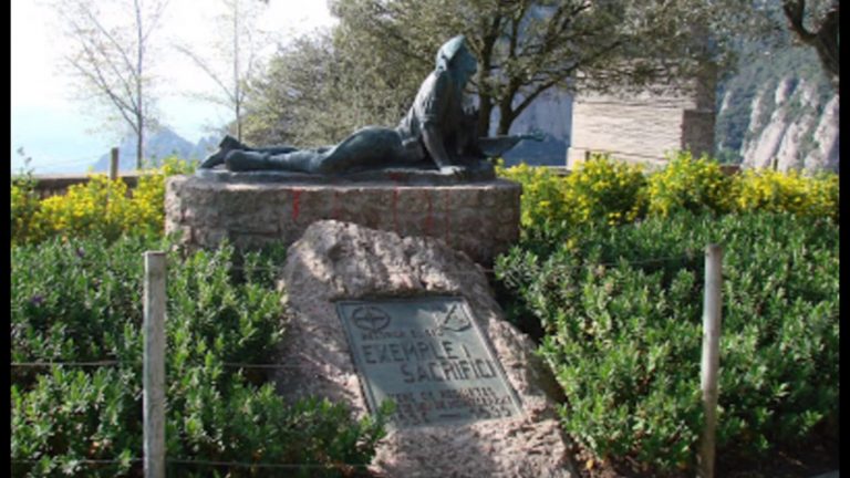Recogen firmas para que restituyan el monumento al Requeté en Montserrat (Cataluña)