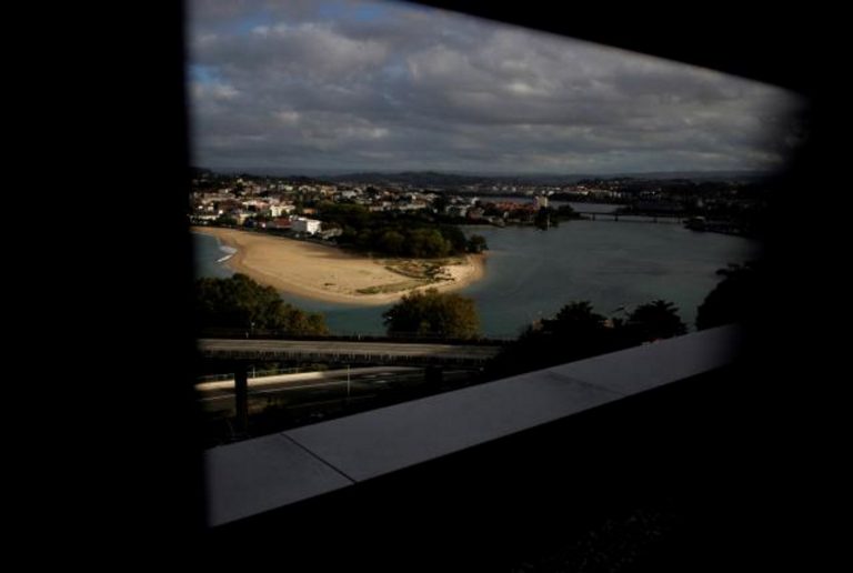 Tiempo anticiclónico, seco y estable con cielo poco nublado y lluvia en Cataluña y Baleares el 6-Oct en España