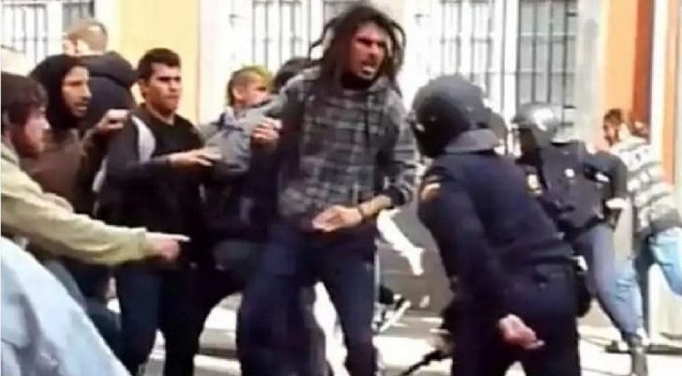 El delincuente Alberto Rodríguez Rodríguez pide al Tribunal Constitucional que anule la sentencia del Tribunal Supremo que le condenó por agredir a patadas a un profesional de Policía
