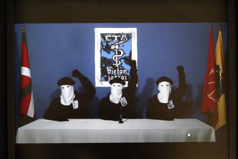 Los vascos intentan cerrar heridas y construir la memoria