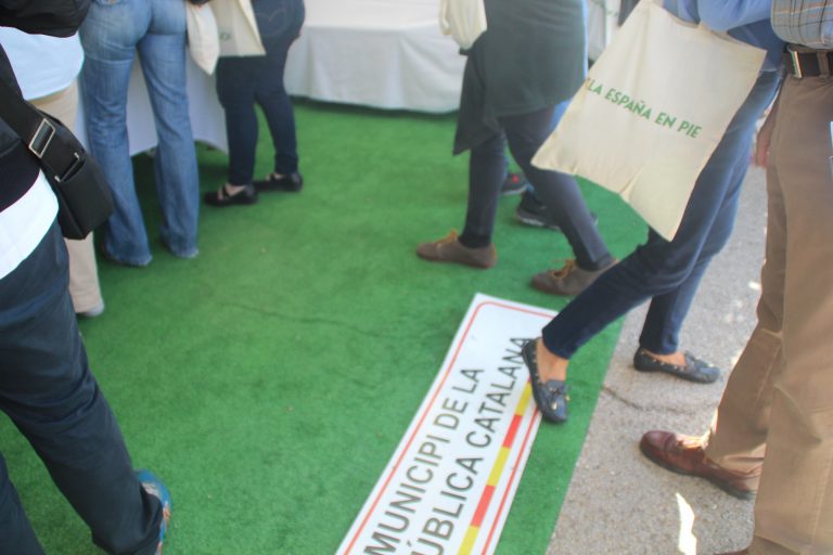 Cartel separatista «Municipio República Catalana» convertido en felpudo: carpa Gerona en el VIVA21 de VOX 