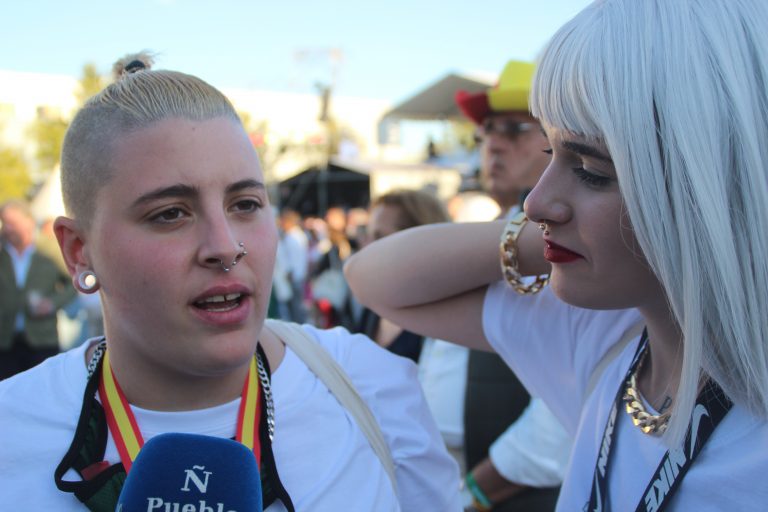 La pareja lesbiana Paula y Estefanía: «Nos encanta VOX, va a levantar el país y yo sé que lo va a hacer»
