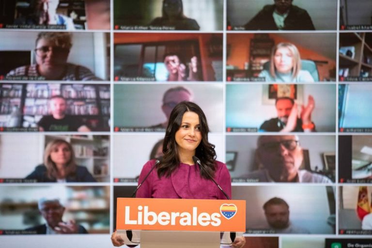 Arrimadas: «PP y PSOE pactan para repartirse el Estado, pero no se sientan para hacer ningún acuerdo de Estado»