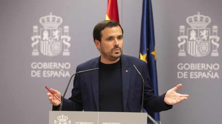 El ministro Alberto Garzón (Unidas Podemos) acusa a España de producir «carne de mala calidad», «maltrato animal» y exige a los españoles «comer mucho menos carne» por el «cambio Climático»