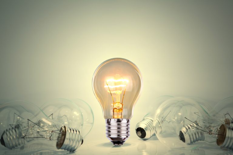 Crisis Energética| La luz baja un 0,01 % hasta alcanzar 208,71 euros el MWh en España