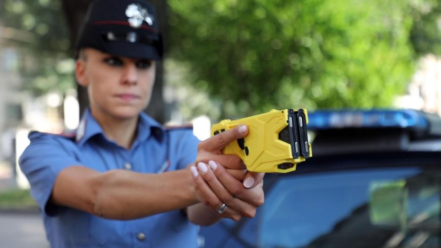 FOTOGRAFÍA. ROMA (ESPAÑA), 18.09.2020. Una policía italiana muestra una pistola paralizante de electrochoque «Táser X2» mientras patrulla las calles de Milán (Italia). Efe