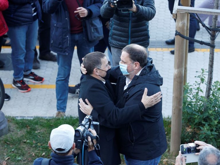 El cariño y abrazo del golpista Junqueras (ERC) con el asesino terrorista Arnaldo Otegui (Bildu)