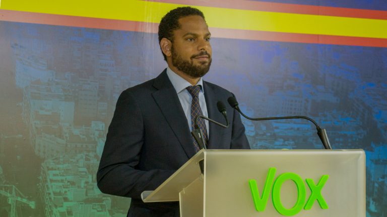 VOX renuncia a sus «2 Presidencias de Comisiones» en el Parlamento de Cataluña y exige que el coste se destine a «las colas del hambre»