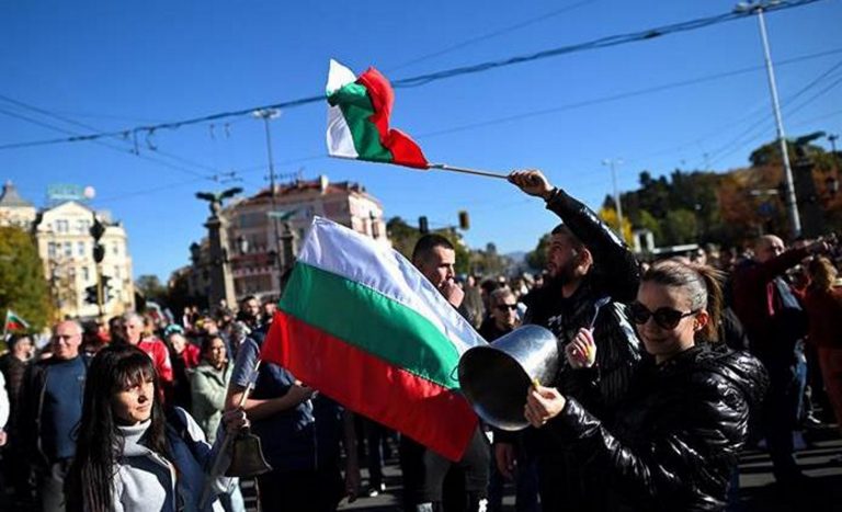 Una manifestación contra las medidas COVID 19 bloquea el centro de Sofia (Bulgaria)