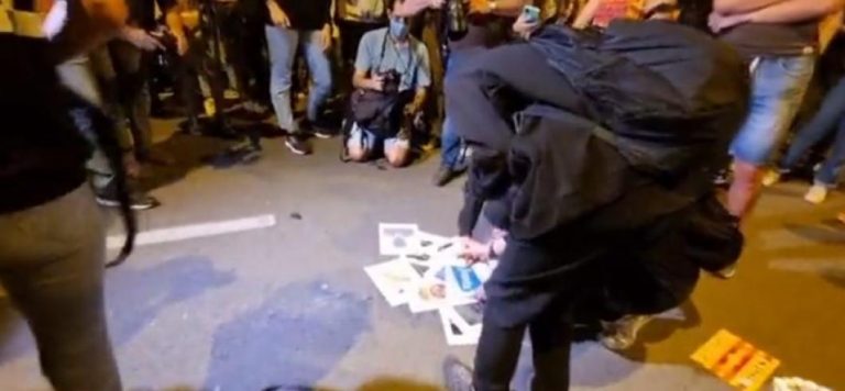 La protesta independentista del 1-O reúne a 1.300 personas en toda Cataluña: queman fotos de ERC, JxCat, CUP y Mozos por «traidores» del Procés