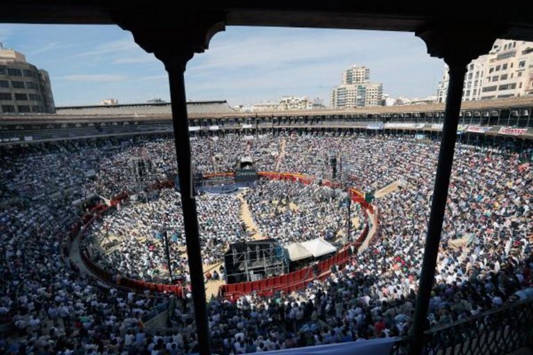 Casado reafirma su liderazgo en el PP ante 9.000 simpatizantes en Plaza de toros de Valencia y 3.000 fuera