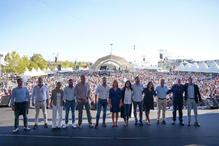 Abascal ante 20.000 personas en el Viva 21: «Hagamos nuestra Patria grande otra vez, guardemos nuestras tradiciones, honremos a los difuntos y pensemos en nuestros hijos»