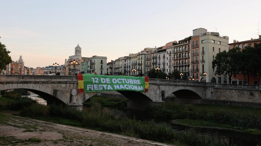 GRAFÍA. GERONA (ESPAÑA), 12.10.2021.Justo a las 8.00 horas de esta mañana la ciudad inmortal de Gerona se ha levantado con una bonita imagen, '12 de Octubre Fiesta Nacional'. (Ñ Pueblo)