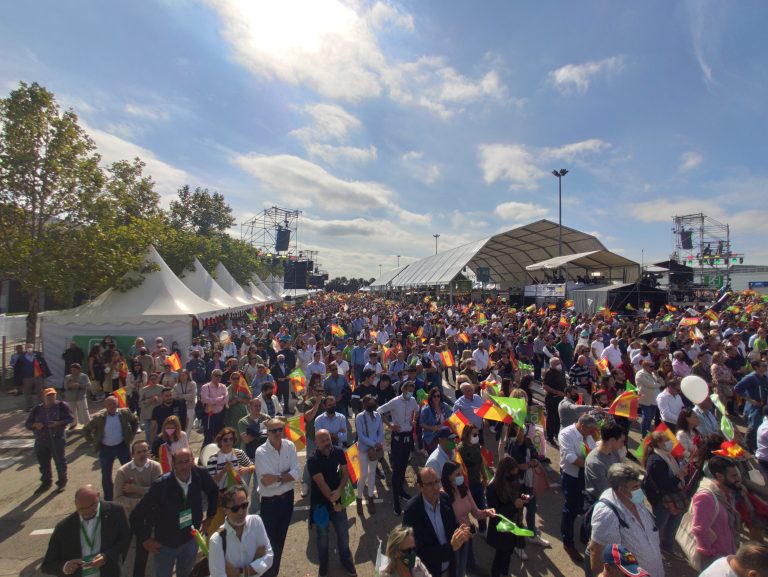 Varios miles de personas inundan la IFEMA (Madrid) en defensa de la «Agenda España» durante el «Viva21 La España en Pie» de VOX frente a la «Agenda 2030» globalista