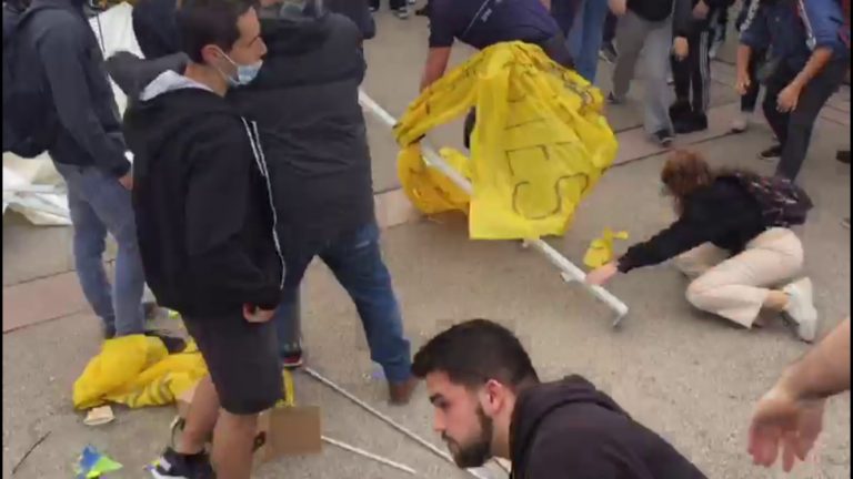 VÍDEO. FOTOGRAFÍA. CAMPUS UNIVERSITARIO DE BALLETERRA [UAB] (BARCELONA) ESPAÑA, 06.10.2021. Nueva hoja de ruta contra el separatismo. Las hordas separatistas, movilizadas por la organización antiespañola Sindicato de Estudiantes de los Países Catalanes —en catalán: Sindicat d'Estudiants dels Països Catalans— (SEPC), ataacan y destriozan la carpa informativa de la juventud catalana, estudiantes de la UAB, simpatizantes de la asociación juvenil constitucionalista «S'ha Acabat!». Lasvocesdelpueblo (Ñ Pueblo)  