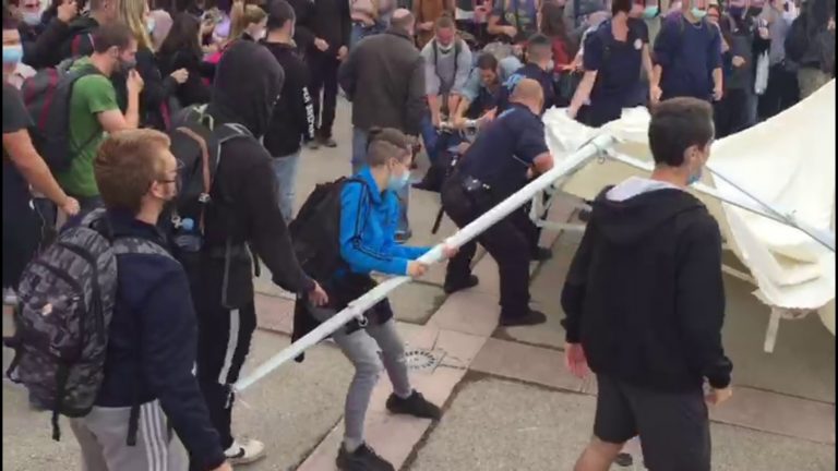 FOTOGRAFÍA. CAMPUS UNIVERSITARIO DE BALLETERRA [UAB] (BARCELONA) ESPAÑA, 06.10.2021. Decálogo S'ha Acabat! ante 12M. Las hordas separatistas, movilizadas por la organización antiespañola Sindicato de Estudiantes de los Países Catalanes —en catalán: Sindicat d'Estudiants dels Països Catalans— (SEPC), ataacan y destriozan la carpa informativa de la juventud catalana, estudiantes de la UAB, simpatizantes de la asociación juvenil constitucionalista «S'ha Acabat!». Lasvocesdelpueblo (Ñ Pueblo)  