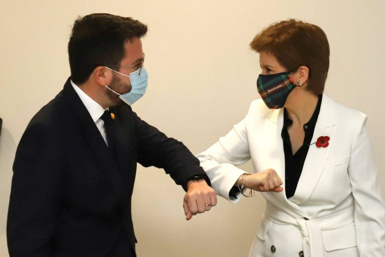 La policía escocesa detiene a Nicola Sturgeon supuestas irregularidades en su partido 