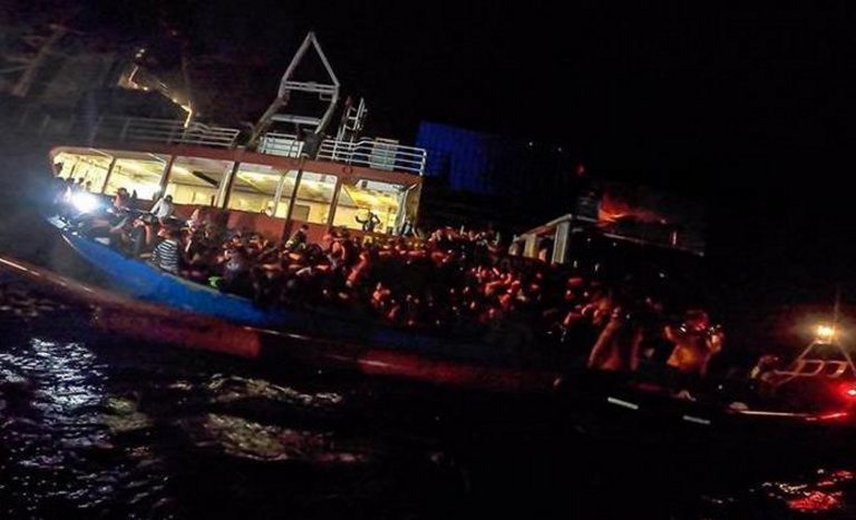 Dos barcos taxis con más de 1.100 inmigrantes ilegales piden a la UE un puerto europeo para desembarcar