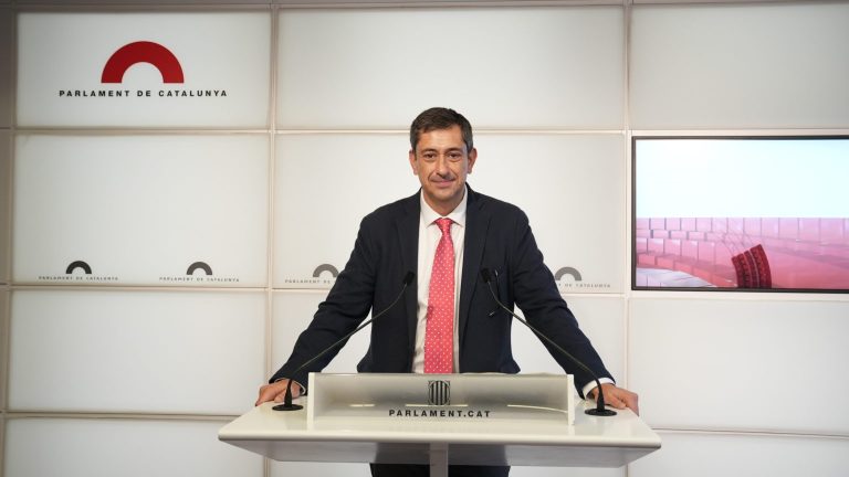 Gallego (VOX) exige acabar con el «escandaloso trato de favor» a funcionarios del Parlamento de Cataluña que «cobran por no trabajar»