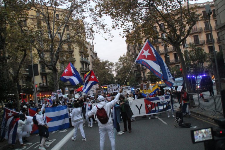 Varias decenas de cubanos claman en Barcelona contra la dictadura castrista en Cuba