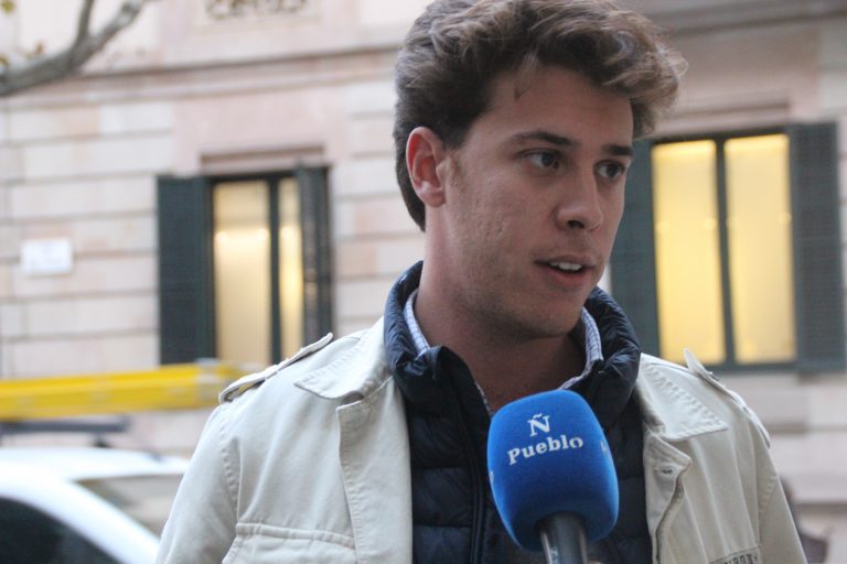 FOTOGRAFÍA. BARCELONA (ESPAÑA), 15.11.2021. Tarradas es número 1 de VOX por Gerona al 12M. La entidad de los cubanos en exilio «Cuba Libre» de Barcelona moviliza a la disidencia vecina de Barcelona en una «Marcha por la Libertad de Cuba», que ha comenzado sobre las 17.00 horas frente la Delegación del Gobierno de España en Barcelona, con el apoyo del Grupo Parlamentario de VOX en el Parlamento de Cataluña, representado por su portavoz, Joan Garriga Doménech, y el diputado de VOX por Gerona al Parlamento de Cataluña, Alberto Tarradas Peneque. Lasvocesdelpueblo (Ñ Pueblo)