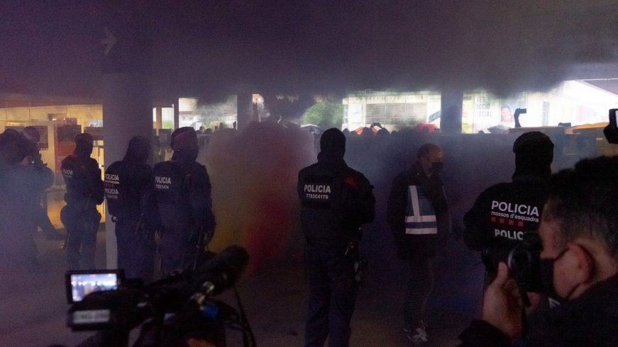 FOTOGRAFÍA. BARCELONA (ESPAÑA), 25.11.2021. La constitucionalista S'ha Acabat! (S'!) contesta a la violencia separatista . Ñ Pueblo (1)