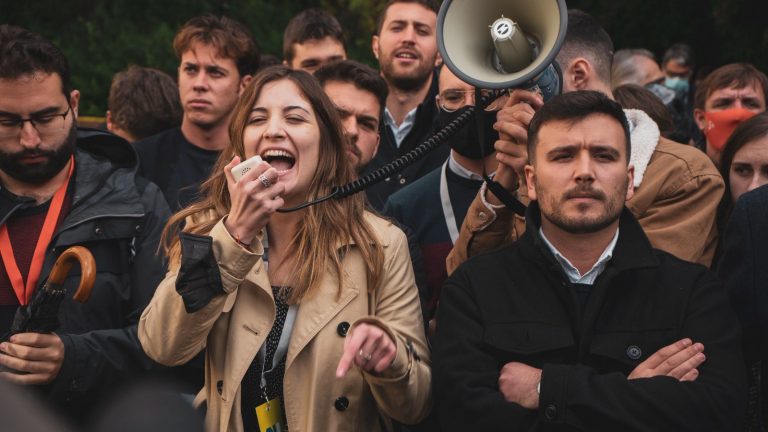 FOTOGRAFÍA. BARCELONA (ESPAÑA), 25.11.2021. La resistente Calvet es número 6 de VOX al 12M. La presidente de asociación constitucionalista S'ha Acabat! (S'!), Júlia Calvet, contesta a la violencia separatista este jueves en la Universidad Autónoma de Barcelona (UAB), donde junto a varios dirigentes y diputados de partidos catalanes (VOX, PP y Cs) en el Parlamento de Cataluña su entidad ha denunciado en un acto la persecución ideológica y discriminación que se sufre en las universidades catalanas por parte de colectivos violentos de estudiantes separatistas. Lasvocesdelpueblo (Ñ Pueblo)