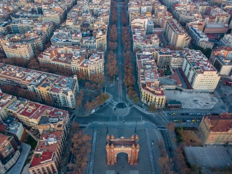 La Justicia anula el Plan Metropolitano de Ada Colau que regula los aparcamientos en Barcelona por insuficiente valoración del impacto de género