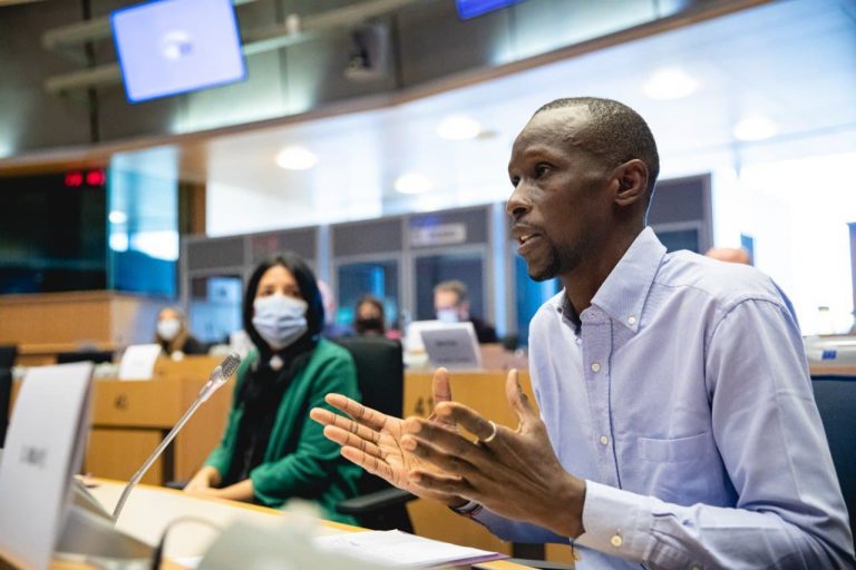 Diputado de la ultraizquierda Podemos Serigne Mbayé Diouf: «¿Por qué te subes en una patera?». «Porque te niegan las vías legales y te cierran las fronteras»