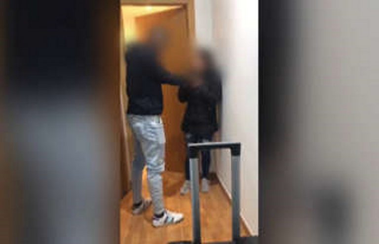Vídeo: Un inmigrante pega varios puñetazos a su novia y la agarra por el cuello tras exigirle dinero. La víctima dice que no tiene dinero